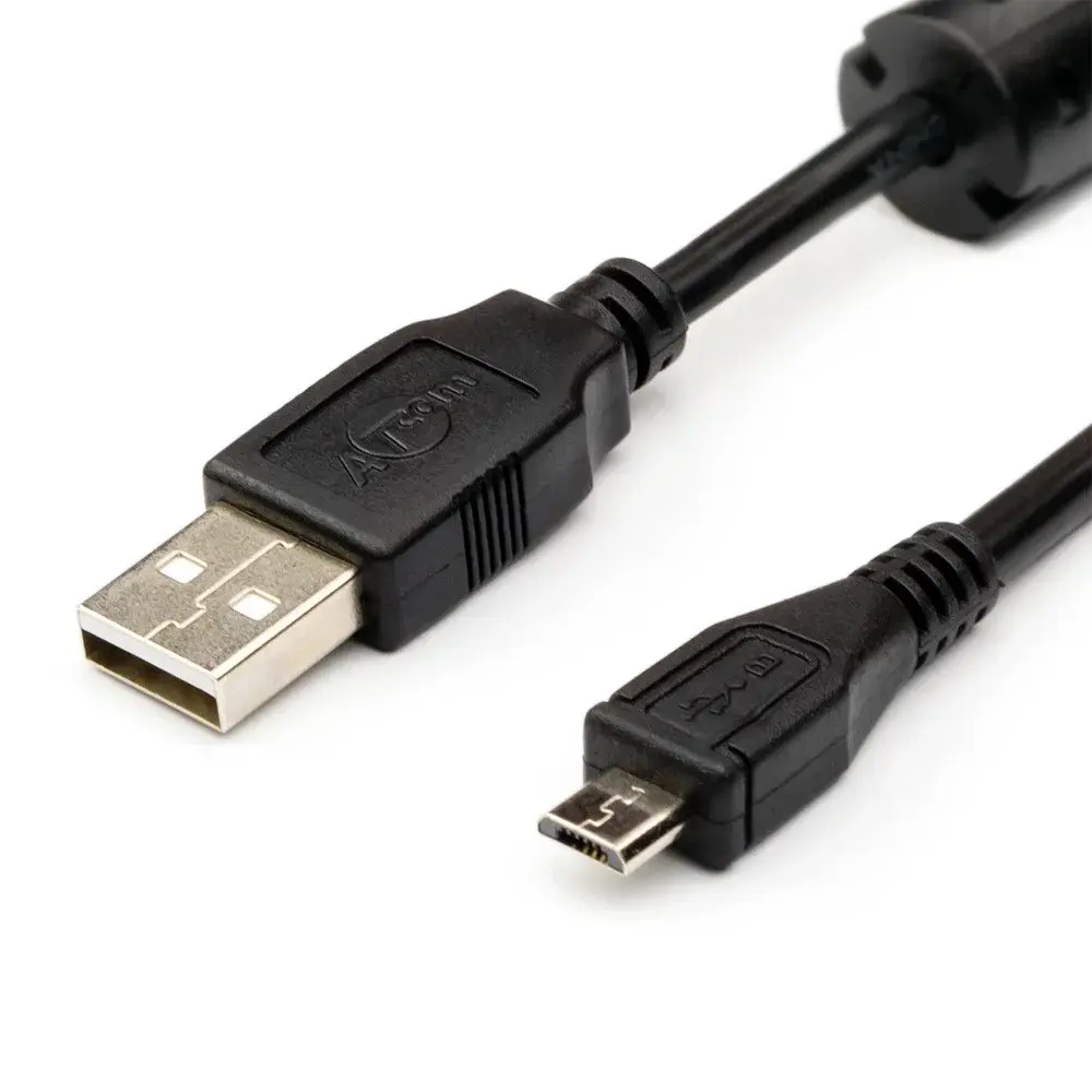 Кабель USB - micro USB та перехідник, підключені до смартфона, на сучасному робочому столі, показуючи універсальність і простоту використання.