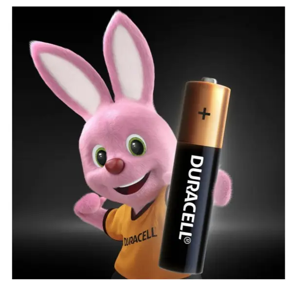 Логотип бренду Duracell з батарейками різних типів на фоні.