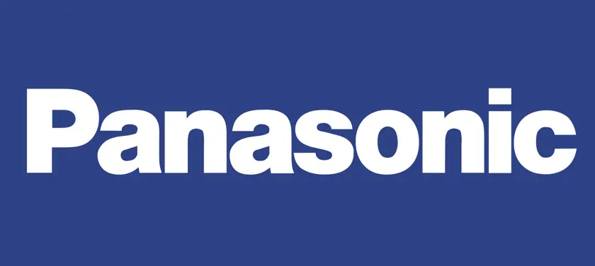 Логотип Panasonic на фоні побутової техніки та електроніки, включаючи телевізори, батарейки, акумулятори та системи автоматизації будинку.