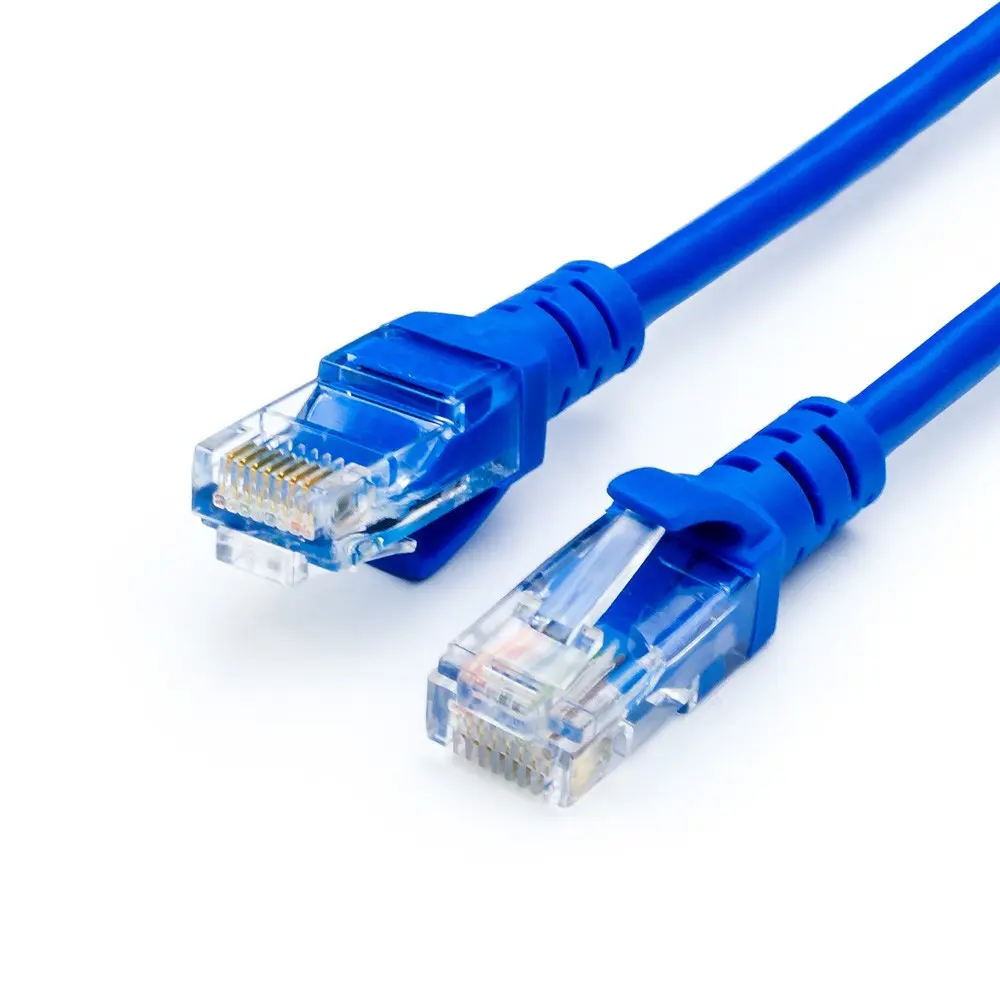 Роз'єм RJ45, підключений до Ethernet-кабеля, демонструючи стандартне підключення для побудови мережевої інфраструктури.