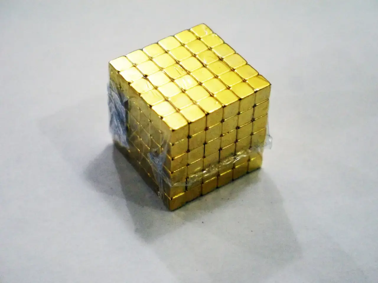 Неодимовий магніт куб 5x5x5mm N48 NdFeB Ni+Cu+Ni+Au золото, 1.1kg), зображення 2