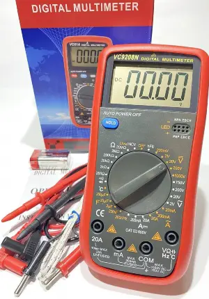 Тестер VC9208N Digital Multimeter (Мультиметр VC9208N предназначен для измерения постоянного и переменного напряжения, постоянного и переменного тока, сопротивления, емкости конденсаторов и температуры. Имеется звуковая прозвонка соединения. Прибор VC9208N оснащен противоударной резиновой оболочкой на корпусе. Щупы более лучшего качества, чем у других моделей этого ценового диапазона. * Переменное напряжение: Диапазон Разрешающая способность Точность 200 mV 100 mkV ±1.2%±3D 2 V 1 mV ±0.8%±3D 20 V 10 mV ±0.8%±3D 200 V 100 mV ±0.8%±3D 750 V 1 V ±1.2%±3D Значение переменного напряжения является средним значением, калиброванным по среднеквадратичному значению синусоидальной волны. Диапазон рабочих частот: 45 - 450 Гц. Входное сопротивление 10 Moм для переменного напряжения. * Постоянное напряжение: Диапазон Разрешающая способность Точность 200 mV 100 mkV ±0.5%±2D 2 V 1 mV ±0.5%±2D 20 V 10 mV ±0.5%±2D 200 V 0.1 V ±0.5%±2D 1000 V 1 V ±0.8%±2D Входное сопротивление 10Мом . * Сопротивление: Диапазон Разрешающая способность Точность 200 ом 0,1 ом ±1%±2D 2000 ом 1ом ±0.8%±2D 20 Ком 10 ом ±0.8%±2D 200 Ком 100 ом ±0.8%±2D 2 Mом 1 Kом ±0.8%±2D 20 Mом 10 Ком ±1.2%±2D 200 Mом 100 Ком ±5%±10D * Постоянный ток: Диапазон Разрешающая способность Точность 2 мА 1 мкА ±1.2%±2D 20 мА 10 мкА ±1.2%±2D 200 мА 100 мкА ±1.4%±2D 20 А 10 мА ±2%±2D Защита от перегрузки: предохранитель 200мА/250В.(20 А диапазон не защищён ). * Переменный ток: Диапазон Разрешающая способность Точность 2 мА 1 мкА ±1.2%±3D 20 мА 10 мкА ±1.2%±3D 200 мА 100 мкА ±1.8%±3D 20 А 10 мА ±3%±7D Защита от перегрузки : 0,2 А предохранитель (20 А диапазон не защищён ). * Ёмкость конденсаторов: Диапазон Разрешающая способность Точность 20 нФ 10 пФ ±4%±5D 200 нФ 100 пф ±4%±5D 2 мкФ 1 нФ ±4%±5D 20 мкФ 10 нФ ±4%±5D 200 мкФ 100 нФ ±5%±10D * Измерение температуры: Диапазон Разрешающая способность Точность от -20Cº до +0Cº 1 Сº ±5%±4Сº от 0Cº до +400Cº 1 Сº ±1%±3Сº от +400Cº до +1000Cº 1 Сº ±2% D-единица младшего разряда. * Диодный тест. * Звуковая прозвонка соединения.) від батарейки.com.ua